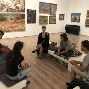 Učesnici inicijative "Naslikaj mi budućnost Evrope" i domaća umetnica TKV u poseti Galerije Matice Srpske
